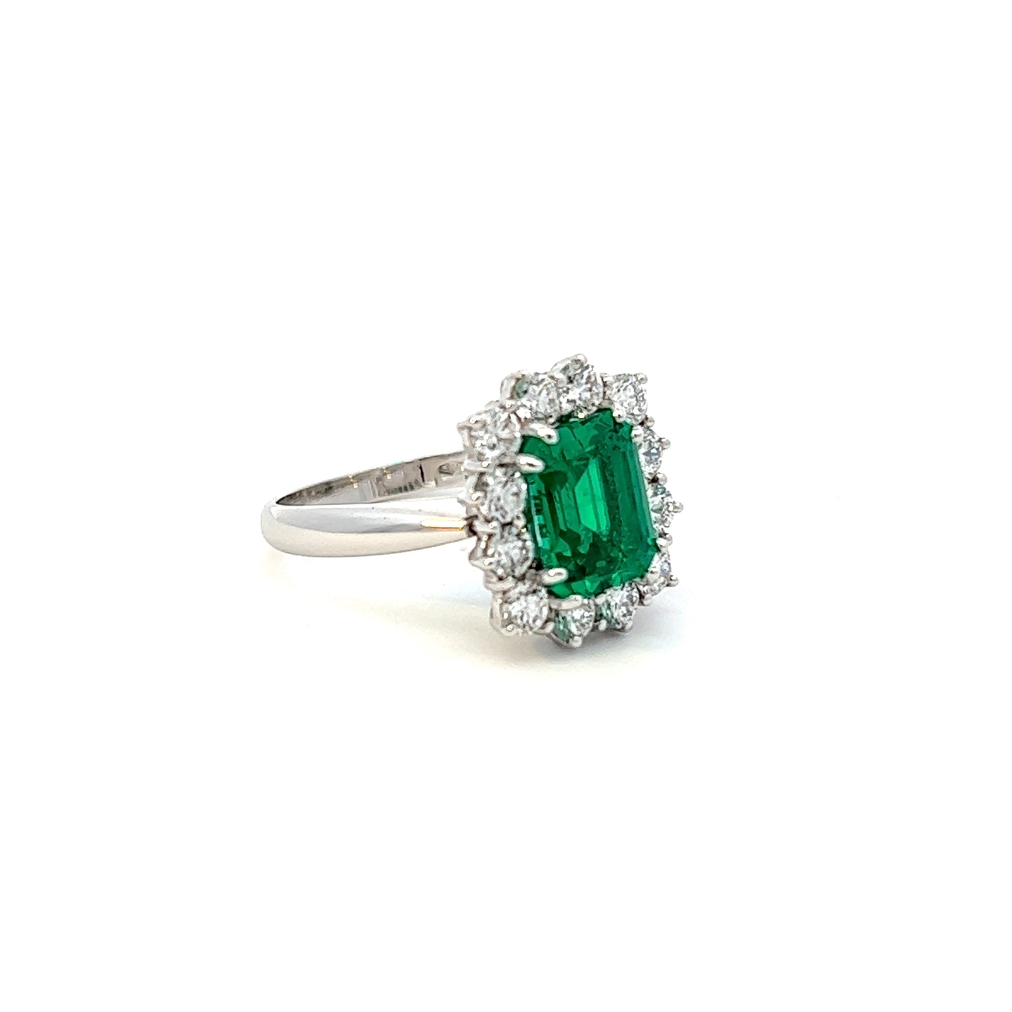 Anello con Smeraldo e giro di Diamanti