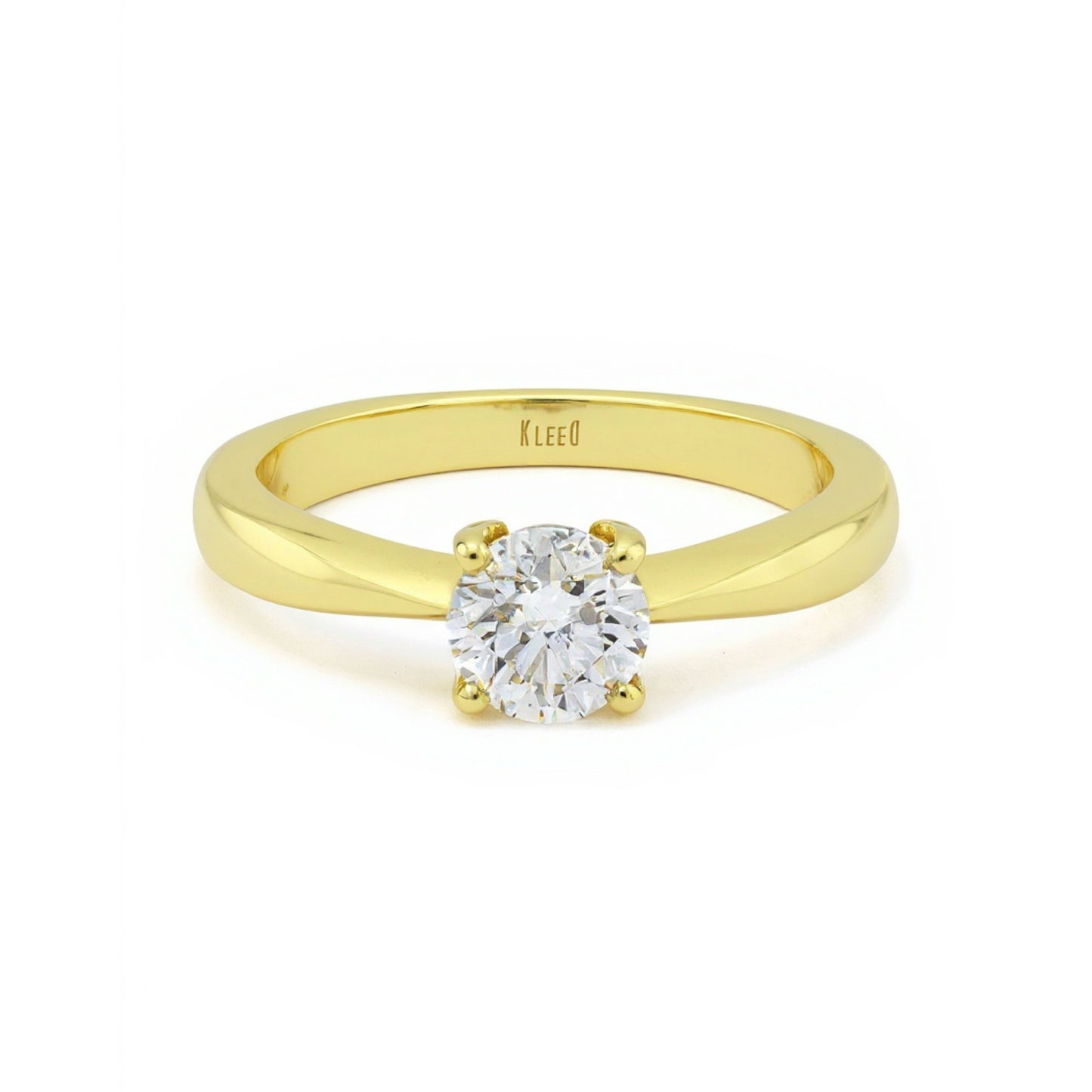 Vista frontale di un anello da fidanzamento solitario in oro giallo con diamante lab grown montato in un castone a filo tondo con 4 griffe.